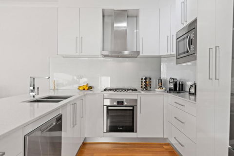 Modern Scarborough Townhouse - Surfers Paradise Gold Coast 2