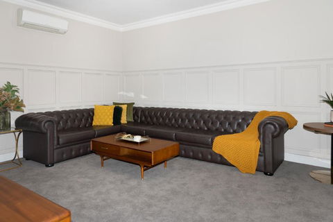 Mount Gambier Hotel - Surfers Paradise Gold Coast 1