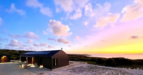 Native Dog Cabin - Surfers Paradise Gold Coast 0