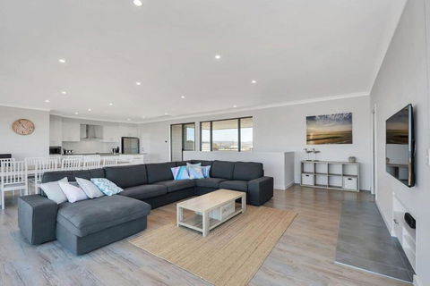 Nauticus - 82 Surfers Parade Middleton - BYO Linen - Surfers Paradise Gold Coast 2