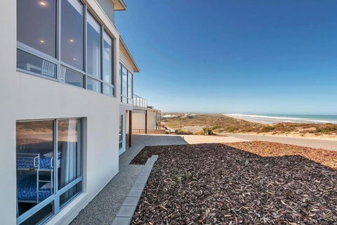Nauticus - 82 Surfers Parade Middleton - BYO Linen - Surfers Paradise Gold Coast 3