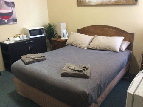 New Whyalla Hotel - Surfers Paradise Gold Coast 1