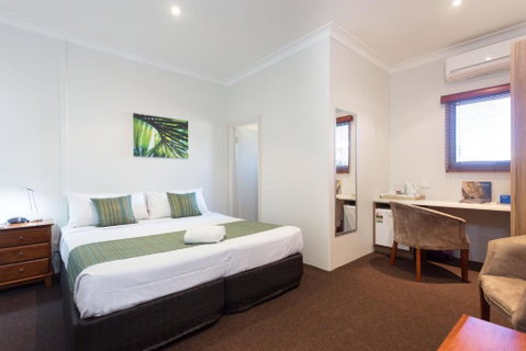 Nightcap At Manly Hotel - Surfers Paradise Gold Coast 1