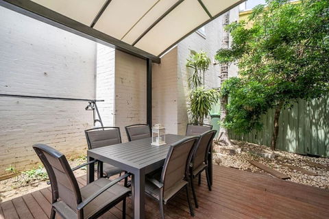 Newtown Nest - Chic Terrace Living Off King Street - Surfers Paradise Gold Coast 2
