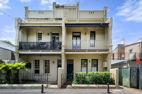 Newtown Nest - Chic Terrace Living Off King Street - Surfers Paradise Gold Coast 3