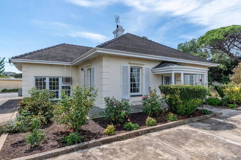 Normanville, Large Historic Three Bedroom Home - Surfers Paradise Gold Coast 0