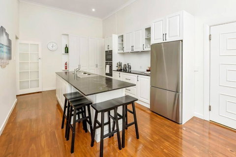 Normanville, Large Historic Three Bedroom Home - Surfers Paradise Gold Coast 2