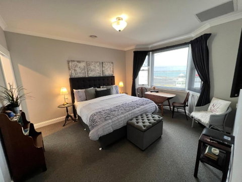 Number 10 -King Bed With Breakfast - Surfers Paradise Gold Coast 0