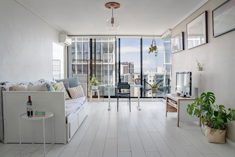 Ocean View Apartment Close To CBD With Indoor Pool. - Surfers Paradise Gold Coast 2
