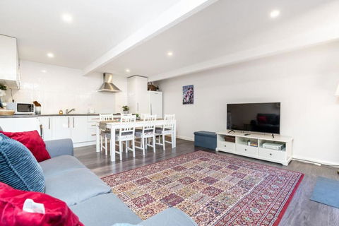 Peaceful 1BR Home Near Canberra Hospital - Surfers Paradise Gold Coast 0