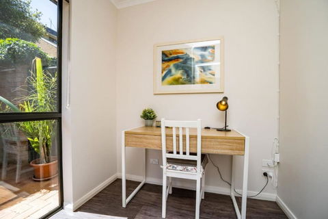 Peaceful 1BR Home Near Canberra Hospital - Surfers Paradise Gold Coast 1