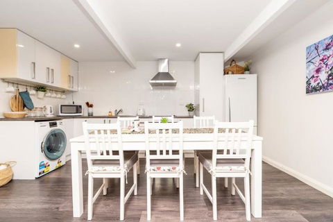 Peaceful 1BR Home Near Canberra Hospital - Surfers Paradise Gold Coast 2