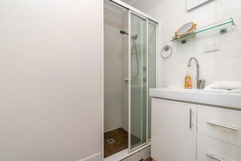 Peaceful 1BR Home Near Canberra Hospital - Surfers Paradise Gold Coast 3