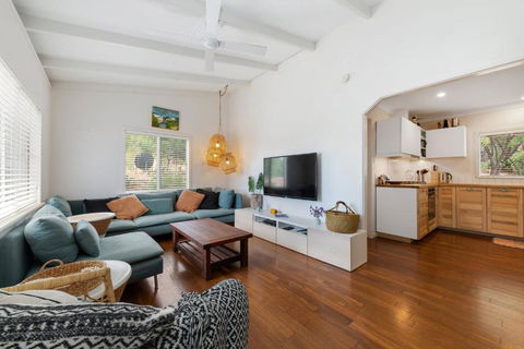 Peaceful And Renovated Original Beach House With Sweeping Views Of Gracetown - Surfers Paradise Gold Coast 3