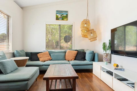Peaceful And Renovated Original Beach House With Sweeping Views Of Gracetown - Surfers Paradise Gold Coast 2