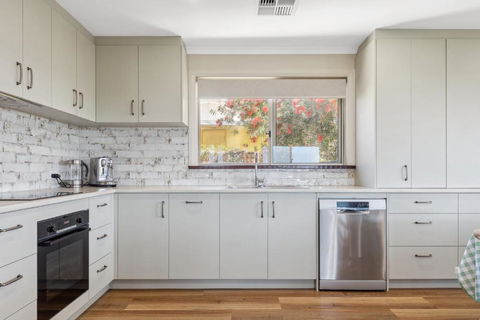 Panoramic Scenic Views Of Preston Beach - Delightful Family Holiday Home - Surfers Paradise Gold Coast 2