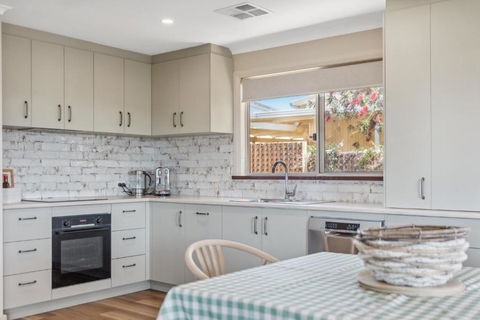 Panoramic Scenic Views Of Preston Beach - Delightful Family Holiday Home - Surfers Paradise Gold Coast 3