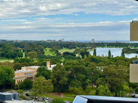 Panoramic View - Albert Park Lake & Shrine Views - Surfers Paradise Gold Coast 0