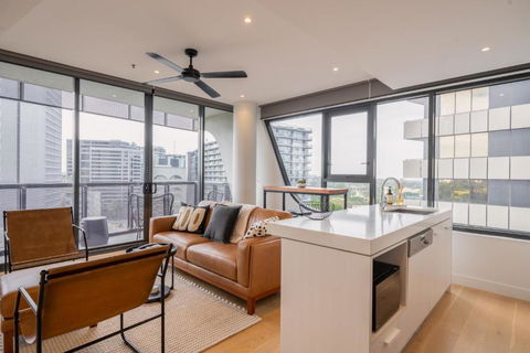 Panoramic View - Albert Park Lake & Shrine Views - Surfers Paradise Gold Coast 1