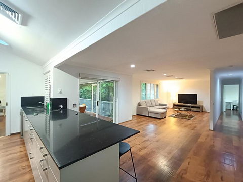 Peaceful Room In Modern Baulkham Hills Home - BH3 - Surfers Paradise Gold Coast 1