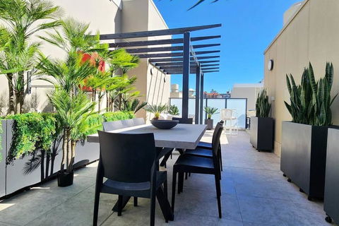Penthouse With Private Terrace, Parking + 2 Pools - Surfers Paradise Gold Coast 1