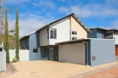 PEPPY TREE HOUSE - Surfers Paradise Gold Coast 0