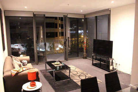 Perfectly Located Modern Apartment - Canberra CBD - Surfers Paradise Gold Coast 1