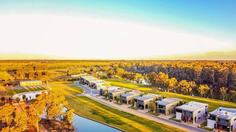 Perricoota Waters - Echuca Holiday Homes - Surfers Paradise Gold Coast 2