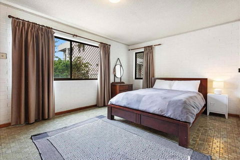 PET FRIENDLY & Super Central Retro Beach Pad! - Surfers Paradise Gold Coast 0