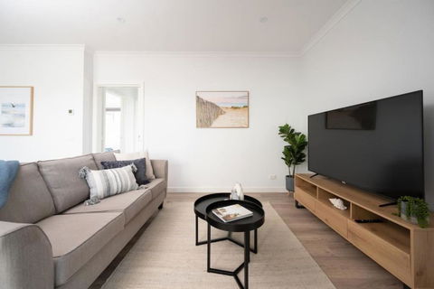 PIPER Modern Home Walk To Beach Shops Parks - Surfers Paradise Gold Coast 1