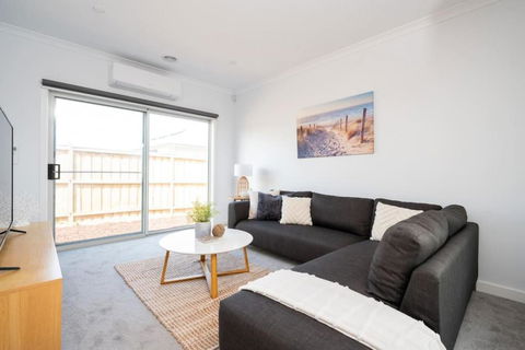 PIPER Modern Home Walk To Beach Shops Parks - Surfers Paradise Gold Coast 3