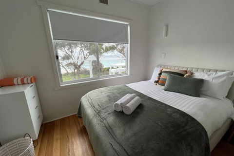 PIPI SHACK - Iconic Waterfront Shack Binalong Bay - Surfers Paradise Gold Coast 3