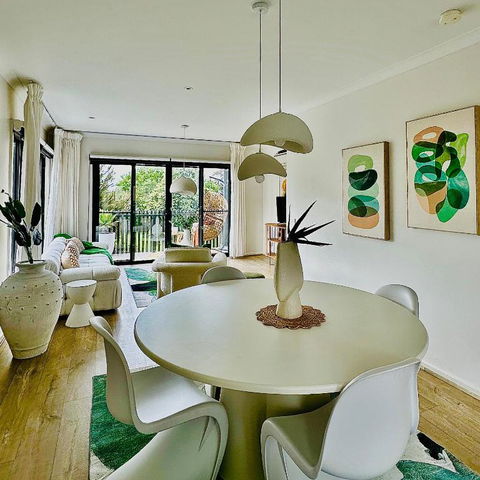 Position Perfection- Mornington - Surfers Paradise Gold Coast 0