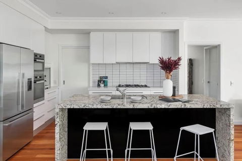 Quite Luxurious House With Pool 220m To Railway Station - Surfers Paradise Gold Coast 2
