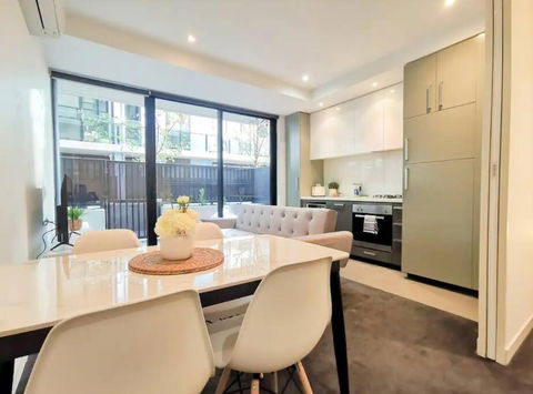 PR126-1 BR Comfy Stay Next To Station With FREE Parking - Surfers Paradise Gold Coast 2