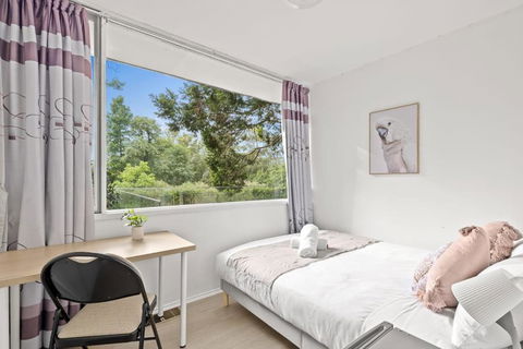 Quaint Queen Room - Central Location At Pymble - Shared Bathroom - Surfers Paradise Gold Coast 0