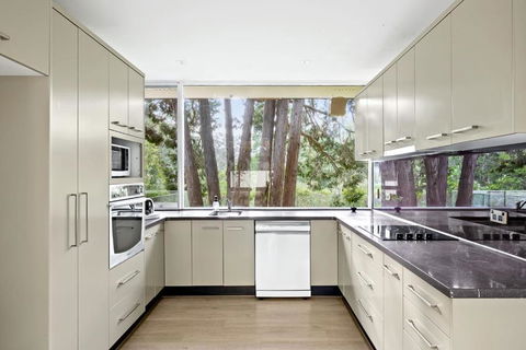 Quaint Queen Room - Central Location At Pymble - Shared Bathroom - Surfers Paradise Gold Coast 2