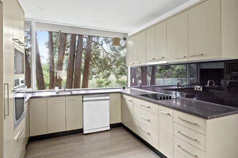 Quaint Queen Room - Central Location At Pymble - Shared Bathroom - Surfers Paradise Gold Coast 3