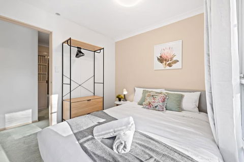 Quaint Queen Room In Pymble - Private Spot - Shared Bathroom - Surfers Paradise Gold Coast 0
