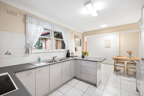 Quaint Queen Room In Pymble - Private Spot - Shared Bathroom - Surfers Paradise Gold Coast 2