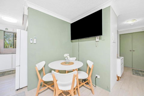 Premium 1 Bedroom Apartment Sleeps 4 - Surfers Paradise Gold Coast 3