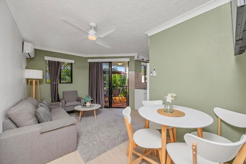 Premium 1 Bedroom Apartment Sleeps 4 - Surfers Paradise Gold Coast 1