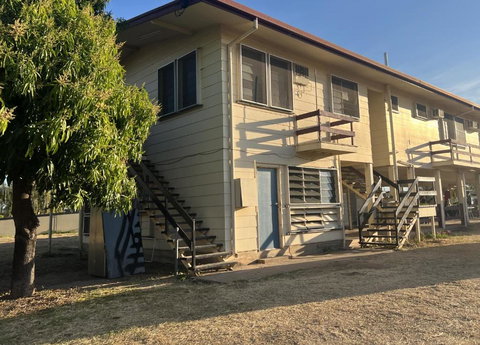 Q Lux Inn Emerald - Surfers Paradise Gold Coast 2