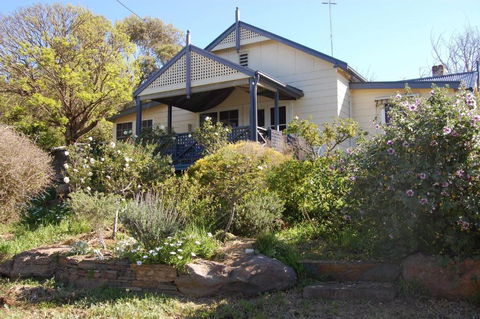 Quaint Cottage Nestled Amongst The Trees - Surfers Paradise Gold Coast 0