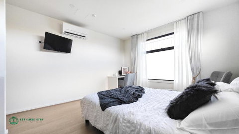 Queen Bed Stylish Suite With TV - Room 12 - Surfers Paradise Gold Coast 0