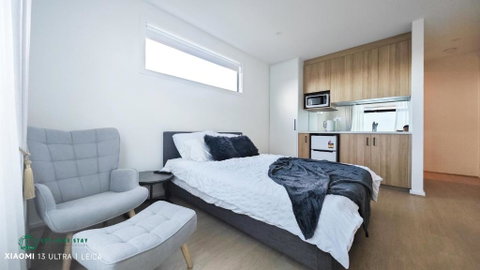 Queen Bed Stylish Suite With TV - Room 12 - Surfers Paradise Gold Coast 2