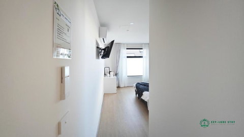 Queen Bed Stylish Suite With TV - Room 12 - Surfers Paradise Gold Coast 3