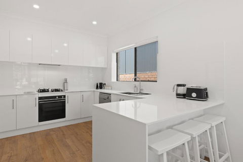 Quiet 2-Bed Retreat With Private Courtyard - Surfers Paradise Gold Coast 1