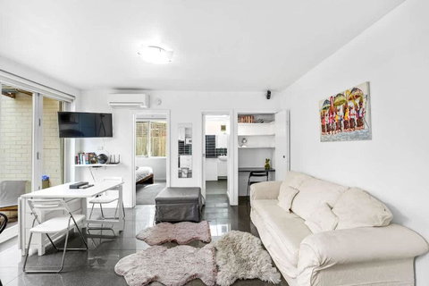 Quiet And Peaceful Beachside 1BR Retreat W Parking - Surfers Paradise Gold Coast 0