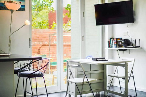 Quiet And Peaceful Beachside 1BR Retreat W Parking - Surfers Paradise Gold Coast 3